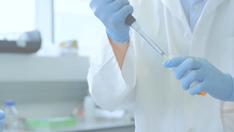 animación de formas rojas sobre diversos científicos en el laboratorio