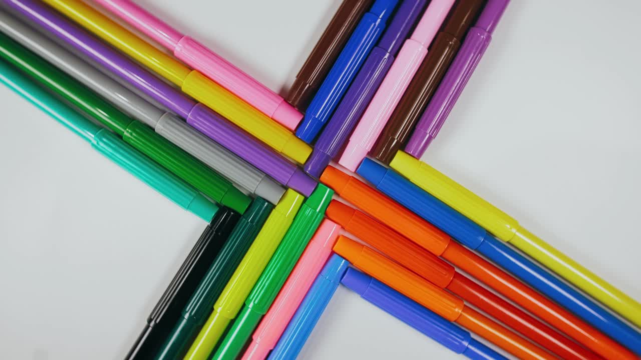 el bolígrafo se sintió en el tocadiscos. el marcador girar girar. girar, crear patrón, hacer el diseño de la forma del círculo. vista superior, colocación plana