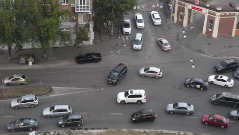 Vehículos-Que-Cambian-De-Carril-En-La-Carretera-De-Intersección-En-Kyiv,-Ucrania