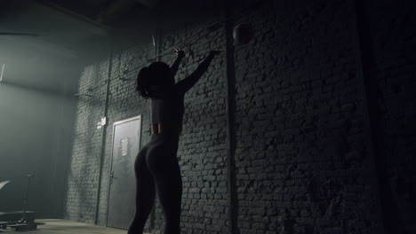 Mujer-Haciendo-Sentadillas-Con-Pelota-Pesada.-Niña-Lanzando-Pelota-En-Forma-Contra-La-Pared