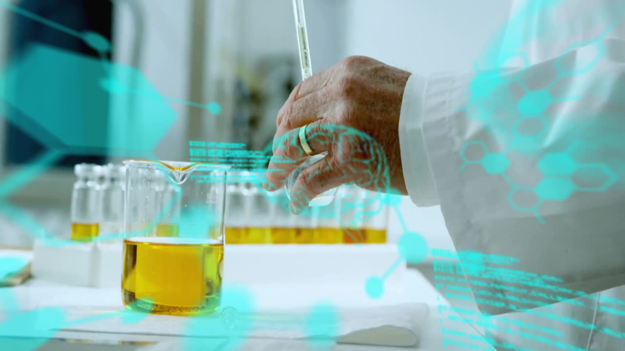 animación de procesamiento de datos con moléculas y cerebros sobre científico caucásico masculino trabajando en el laboratorio