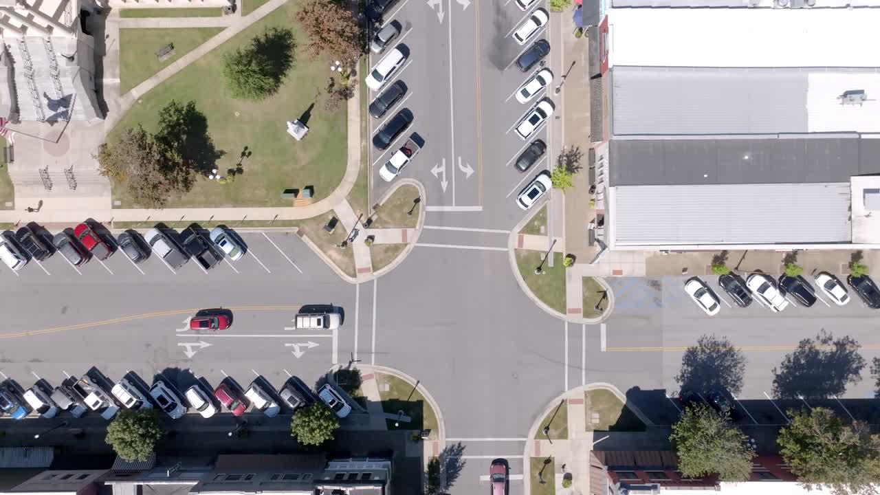 Centro di Atene, Alabama, con video di drone dall'alto in movimento in avanti
