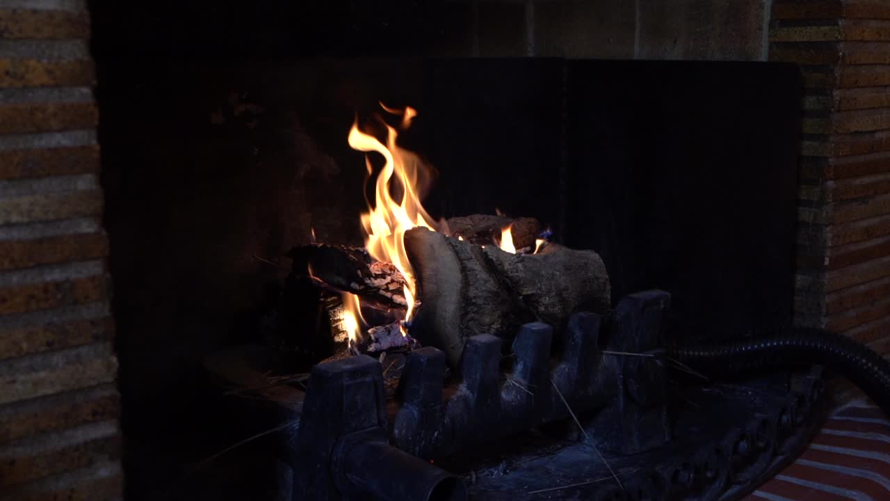 벽난로에서 타는 슬로우 모션 화재