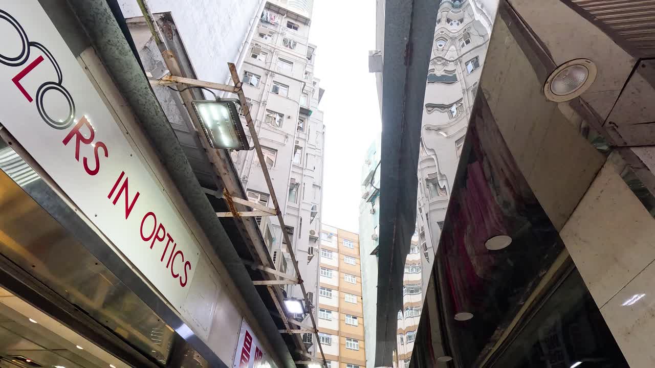 상점 들 이 있는 은 도시 거리 를 탐험 하는 것