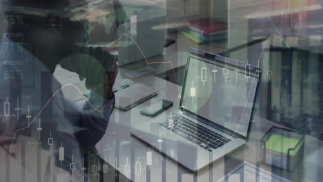 animación de procesamiento de datos financieros sobre empresario afroamericano usando computadora