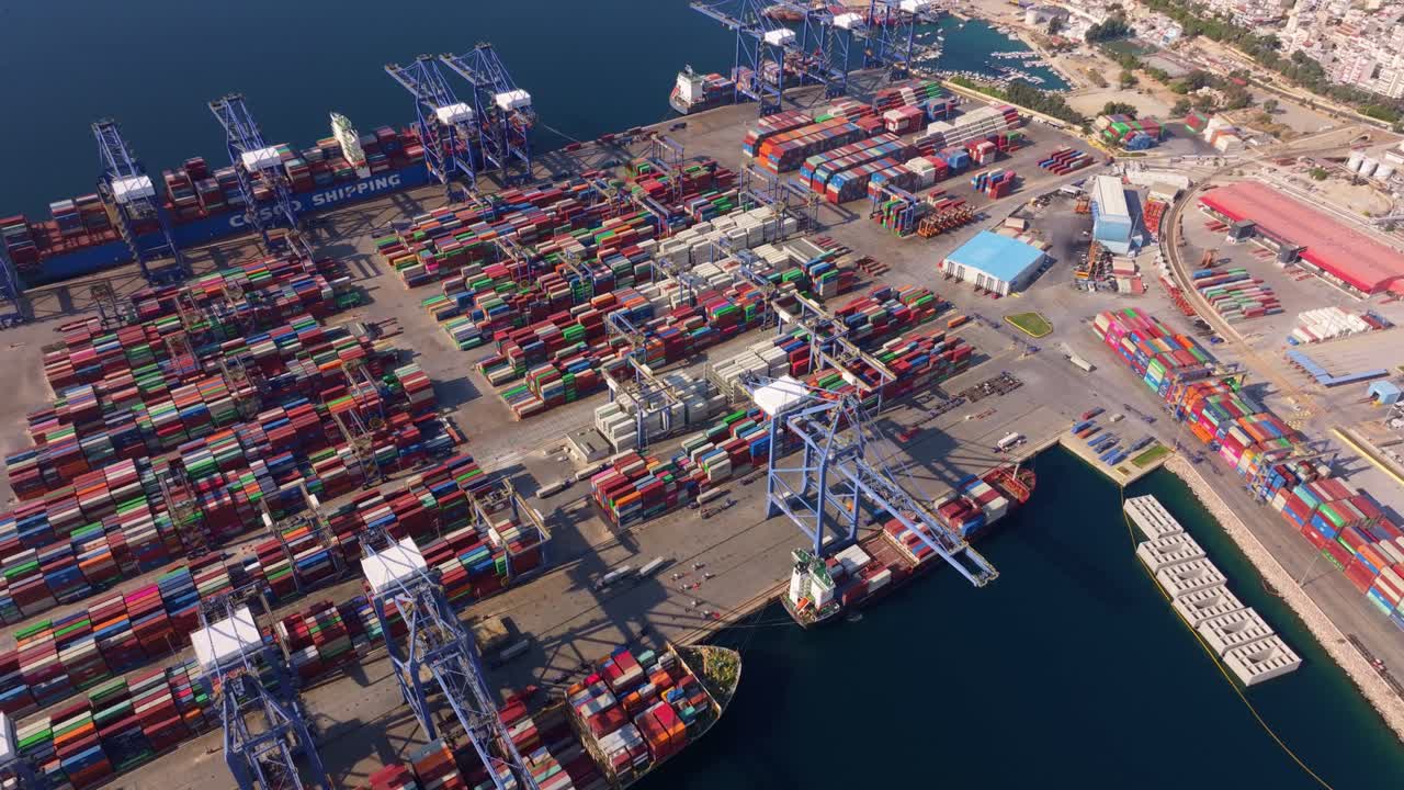 Piazzale container con container impilati, gru e navi da carico ormeggiate