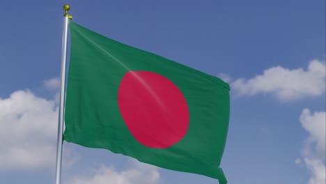 Flagge-Von-Bangladesch-Bewegt-Sich-Im-Wind-Mit-Einem-Klaren-Blauen-Himmel-Im-Hintergrund,-Wolken-Bewegen-Sich-Langsam,-Fahnenmast,-Zeitlupe