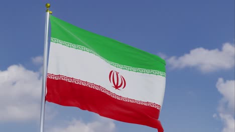 Flagge-Des-Iran-Bewegt-Sich-Im-Wind-Mit-Einem-Klaren-Blauen-Himmel-Im-Hintergrund,-Wolken-Bewegen-Sich-Langsam,-Fahnenmast,-Zeitlupe