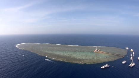 toma aérea con drones para el arrecife daedalus, que se encuentra a 180 km al sur de las islas hermanas.