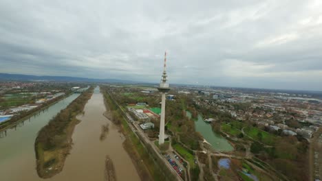 FPV-Drohnenaufnahmen-In-Mannheim-Am-Fernmeldeturm