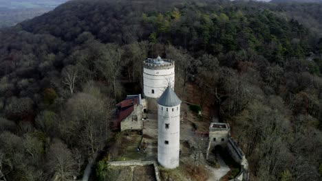 el castillo de cuento de hadas burg plesse en bovenden cerca de göttingen goettingen al amanecer, baja sajonia, alemania