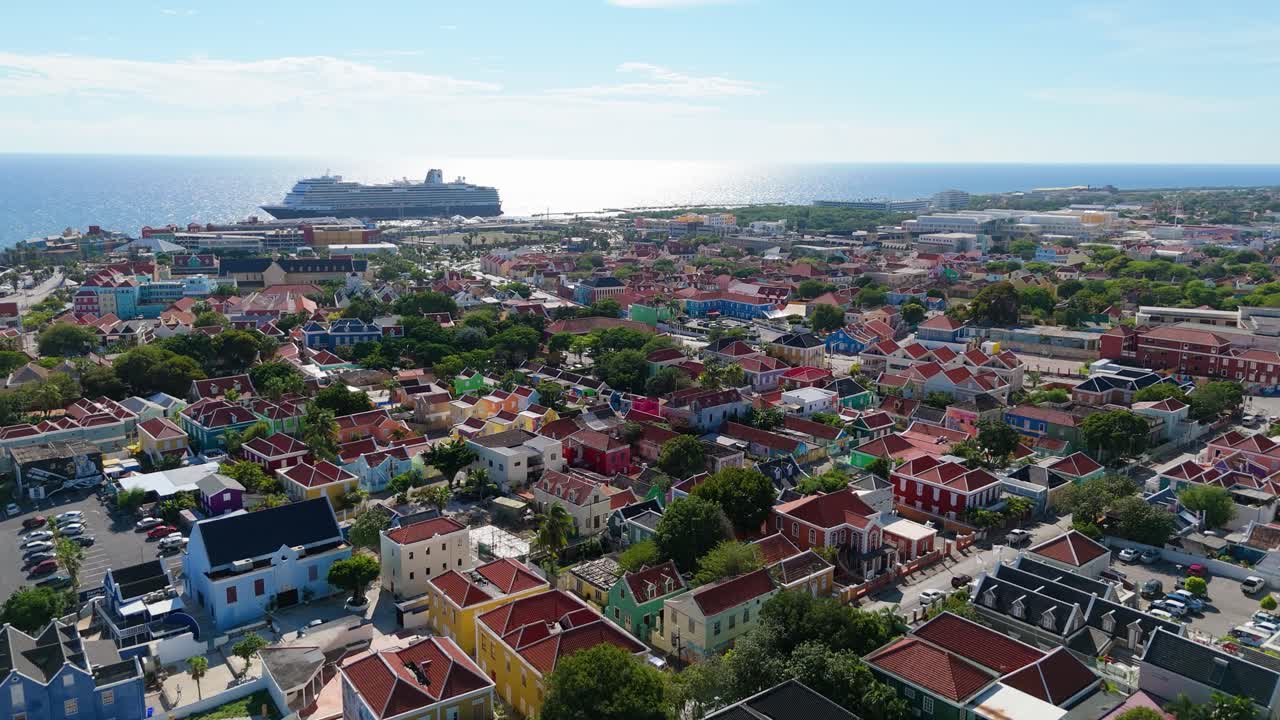 오트로반다 쿠라카오 의 파노라마 항공 전망 과 멀리 에 정박 한 크루즈 선박
