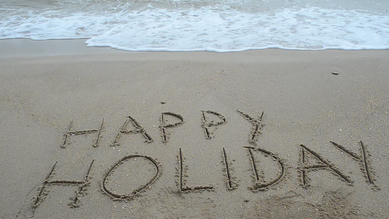 Fijne feestdagen. Geschreven in zand op het strand. Feestdagenconcept. Opnames op het strand