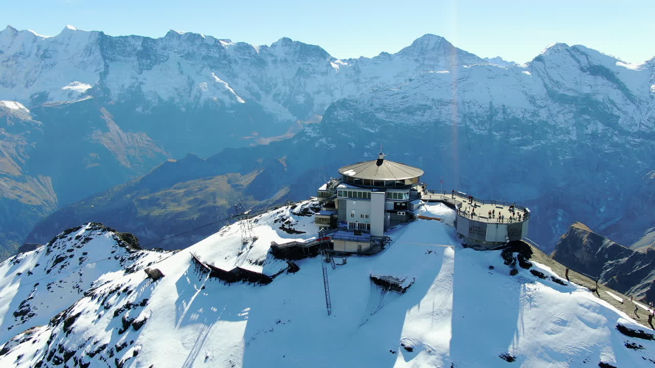 schilthorn piz gloria: 스테이션 위를 여행하는 환상적인 공중 전망과 눈으로  ⁇ 인 산과 화려한 풍경
