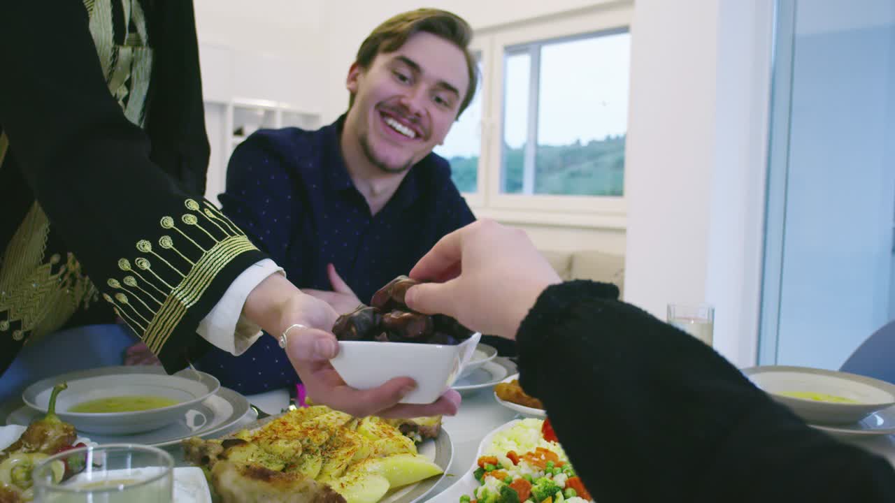 tener citas familiares durante la cena de ramadán o el iftar