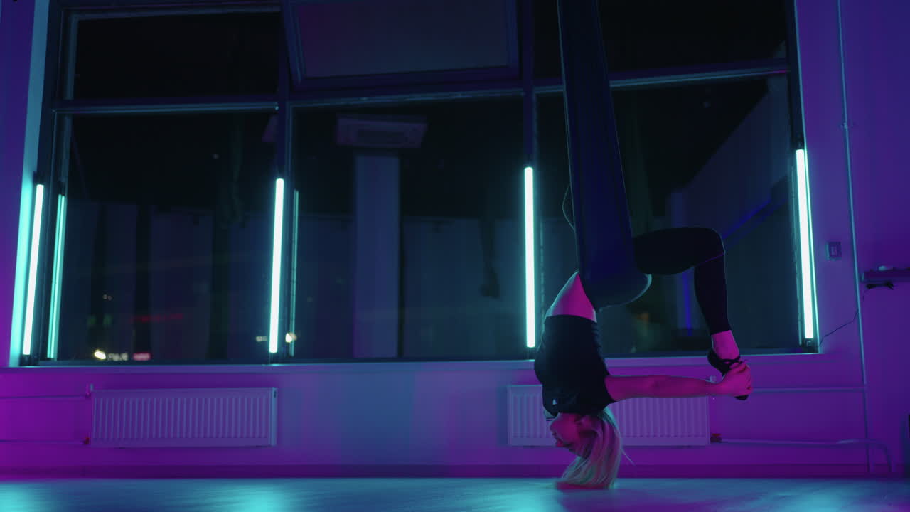 yoga asana in amaca donna sta praticando yoga antigravità in fitness club stile di vita sano