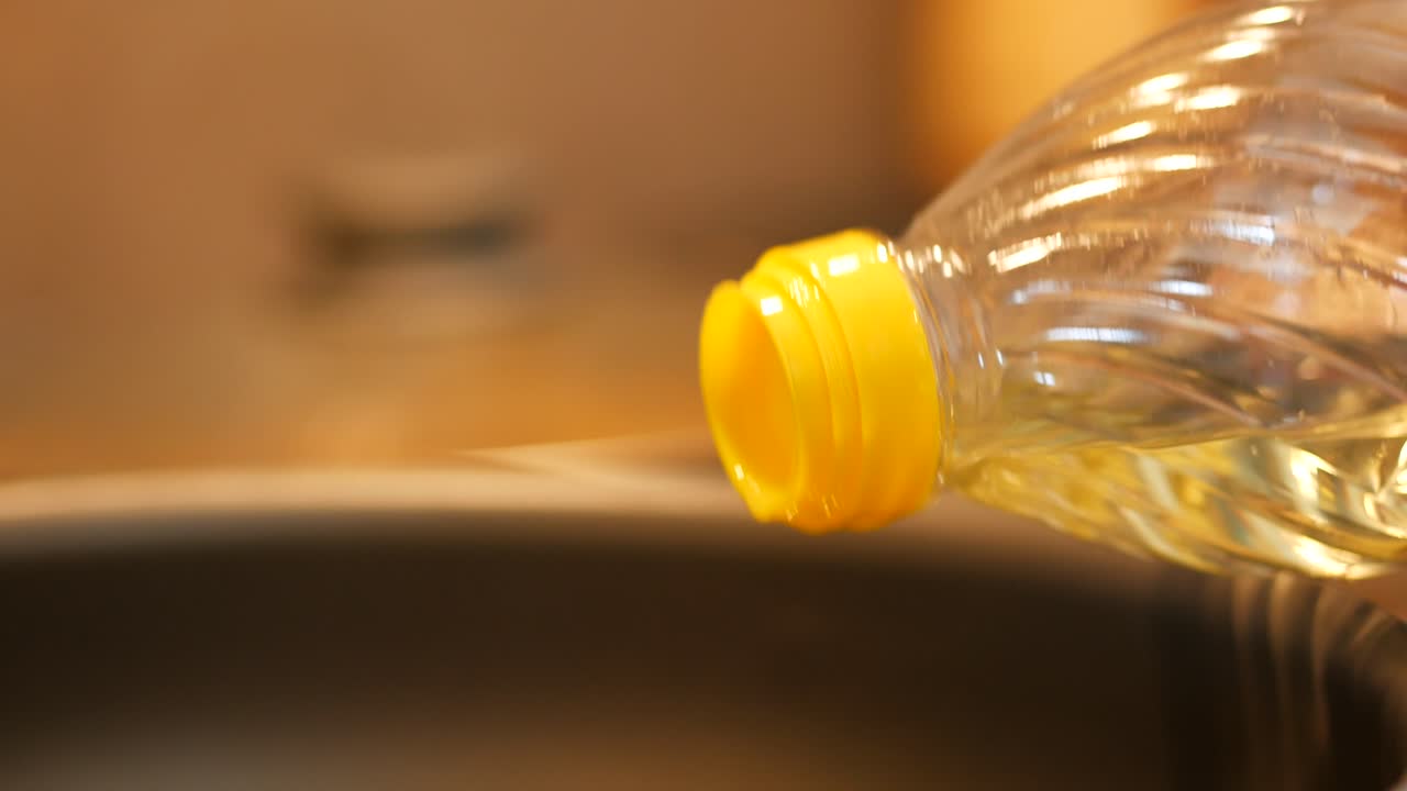 요리 기름 을 비 에 부어 넣는 것