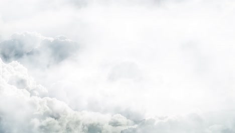espesas nubes blancas en el cielo que cubrían las montañas