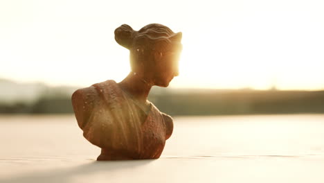 diosa del amor en la mitología griega en la arena de la playa