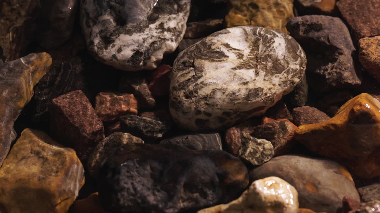 вода, протекающая в реке