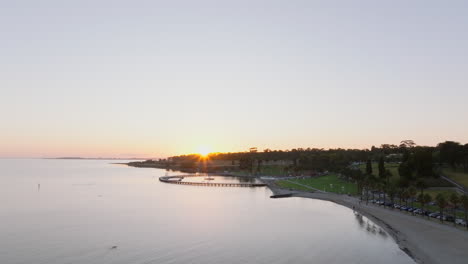 Reluciente-Amanecer-Aéreo-Sobre-La-Playa-Oriental-De-Geelong,-Australia