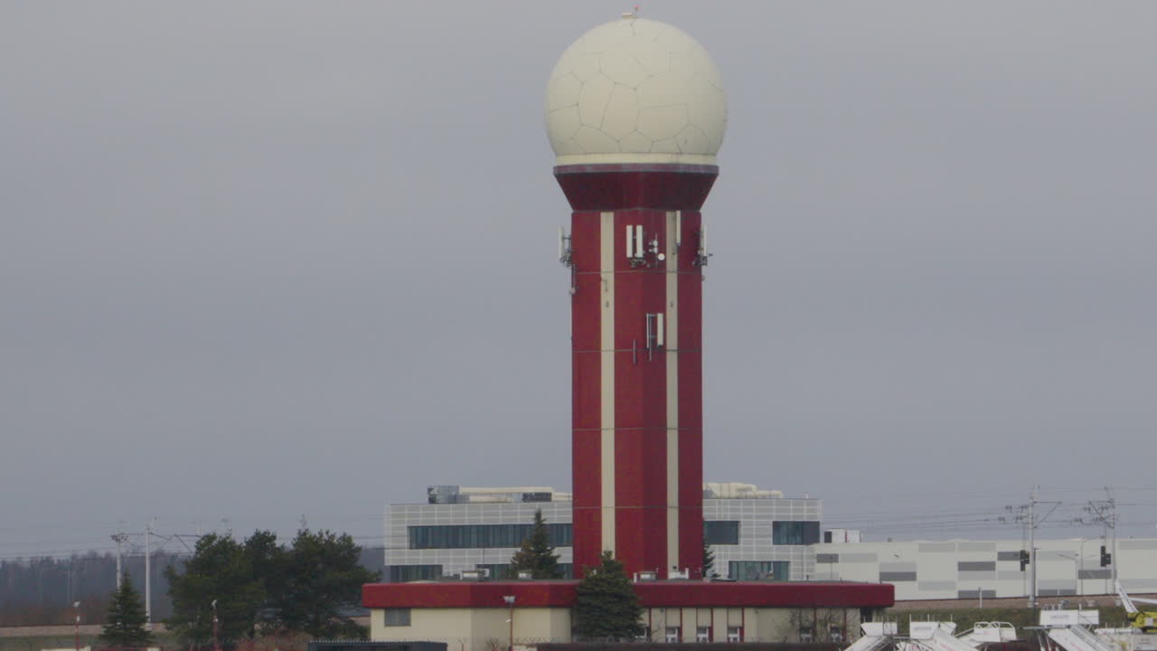 torre de control de tráfico aéreo en el aeropuerto de gdansk rebiechowo, polonia - alejar