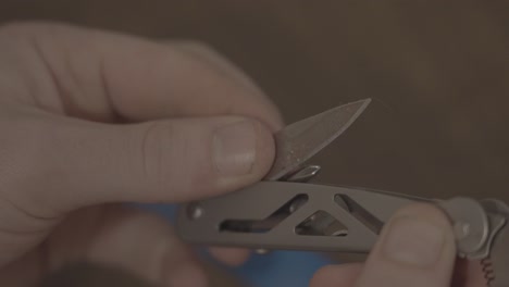 el despliegue de un cuchillo de una herramienta múltiple