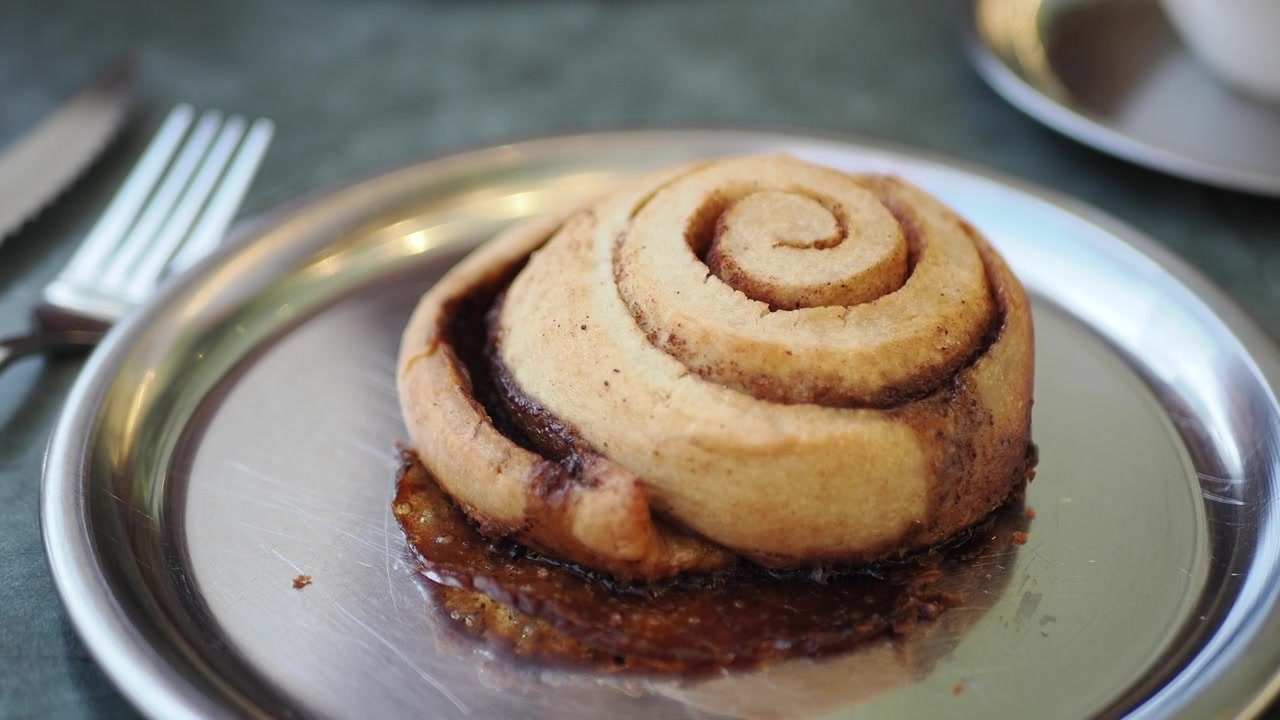 Çatal Bıçak Takımıyla Gümüş Tabakta Lezzetli Tarçınlı Çörek