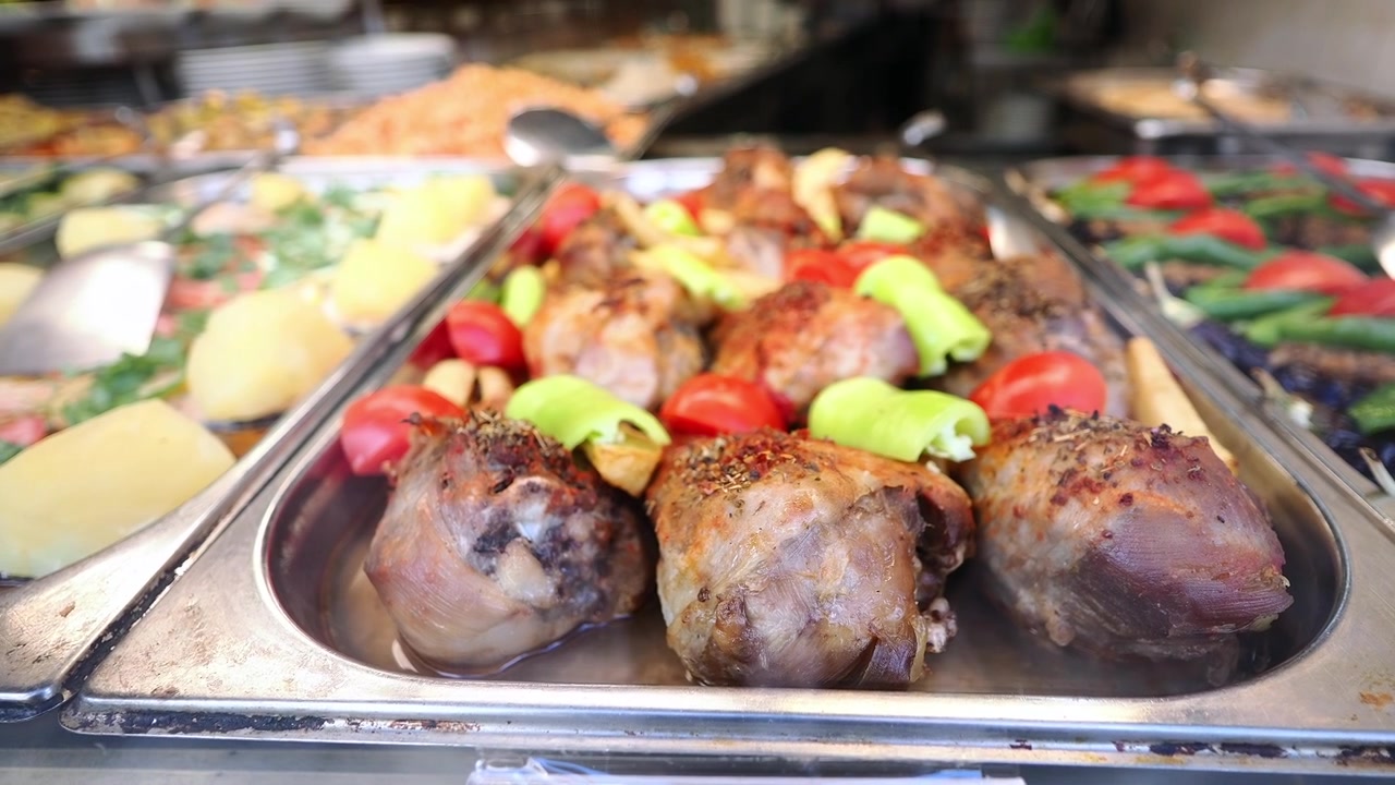 Agnello arrosto fumante e verdure in un vassoio da servizio.