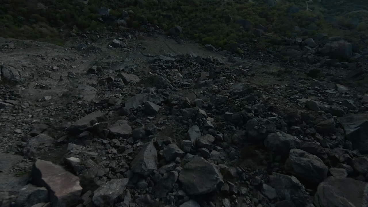 바위 와 나무 가 있는 산악 풍경 의 공중 사진