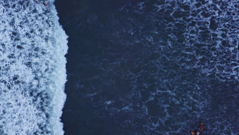 vista aérea de pájaro de las olas del mar que pasan y los nadadores 3