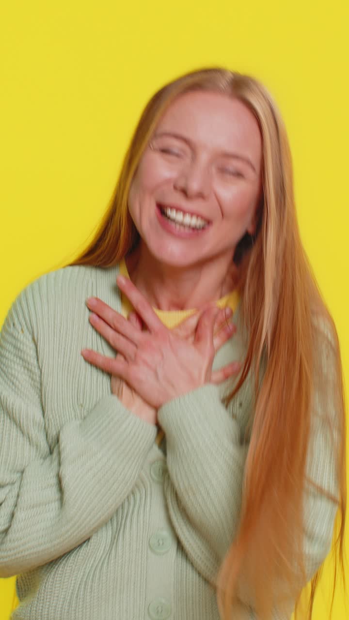 Donna adulta felice ed entusiasta che ride a crepapelle dopo aver sentito un aneddoto assurdo, reazione a una barzelletta divertente