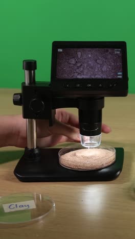 análisis de muestras de arcilla con microscopio digital