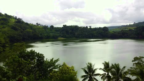 reveladora toma de drone de un lago