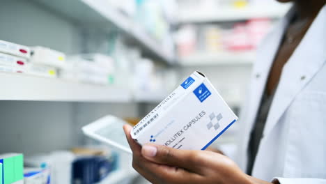 una joven farmacéutica usando su tableta