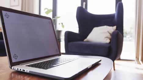 portátil openn con espacio de copia en la pantalla en la mesa de café en la sala de estar, en cámara lenta