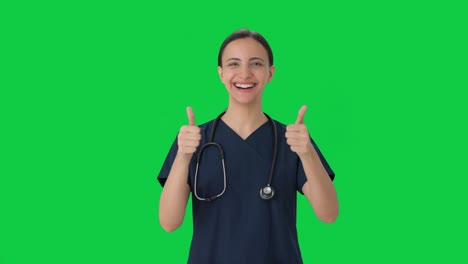 doctora india feliz mostrando los pulgares hacia arriba pantalla verde