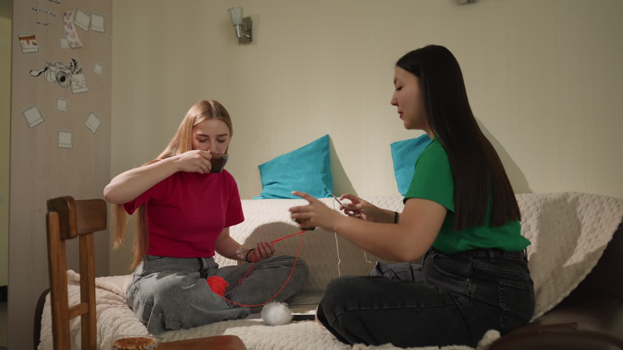 Безмятежная женщина, увлеченная вязанием; спокойная женщина, искусно работающая над своим вязальным проектом; умиротворяющая обстановка: женщина, глубоко сосредоточенная на вязании в спокойной обстановке спальни