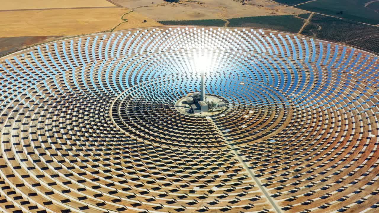 paneles solares centrales eléctricas circulares con el reflejo de la luz solar en los paneles para producir energía renovable y libre de contaminación - vista aérea con un avión no tripulado - concepto ambiental