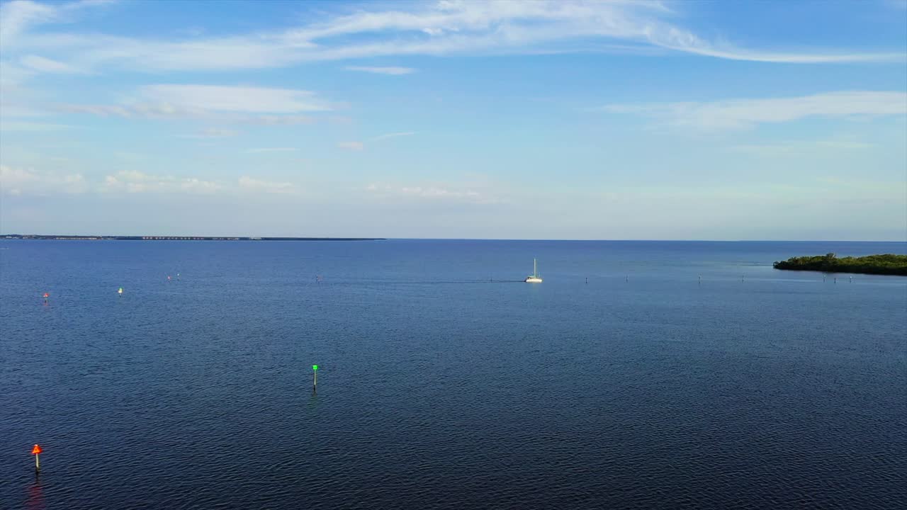 화창한 미국 사우스 플로리다 해안을 항해하는 범선을 향한 공중 전망