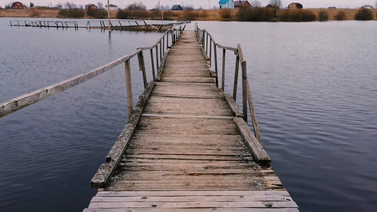 puente viejo y ruinoso que lleva al agua