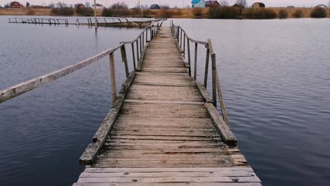 Puente-Viejo-Y-Ruinoso-Que-Lleva-Al-Agua