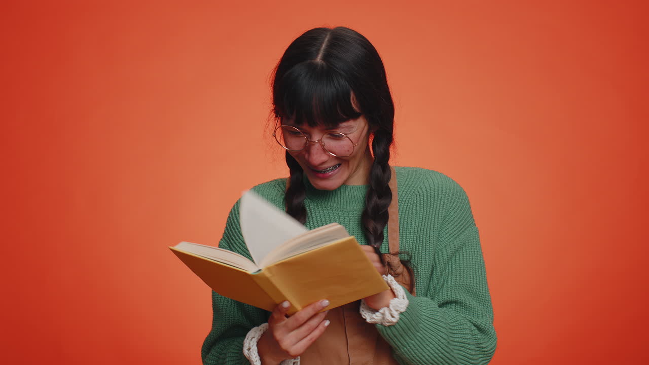 joven mujer nerd leyendo divertido interesante libro de cuentos de hadas, ocio pasatiempo, educación, aprendizaje