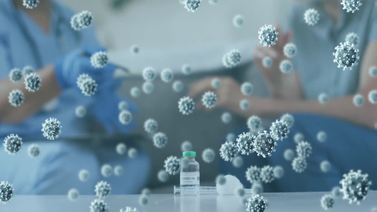 집의 테이블에 있는 코로나19 백신 병에 대한 코로나19 세포가 떠다니고 있습니다.