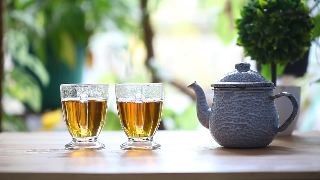 아침에 테이블에 뜨거운 차 두 잔