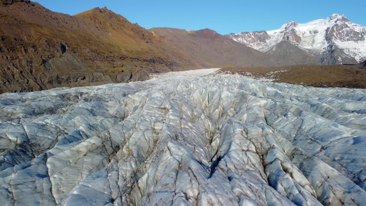 깊은 균열이 있는 더러운 빙하 표면