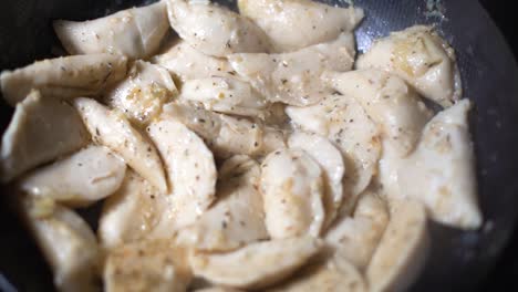 tiro en movimiento de mano hacia un montón de pirogies recién cocinados