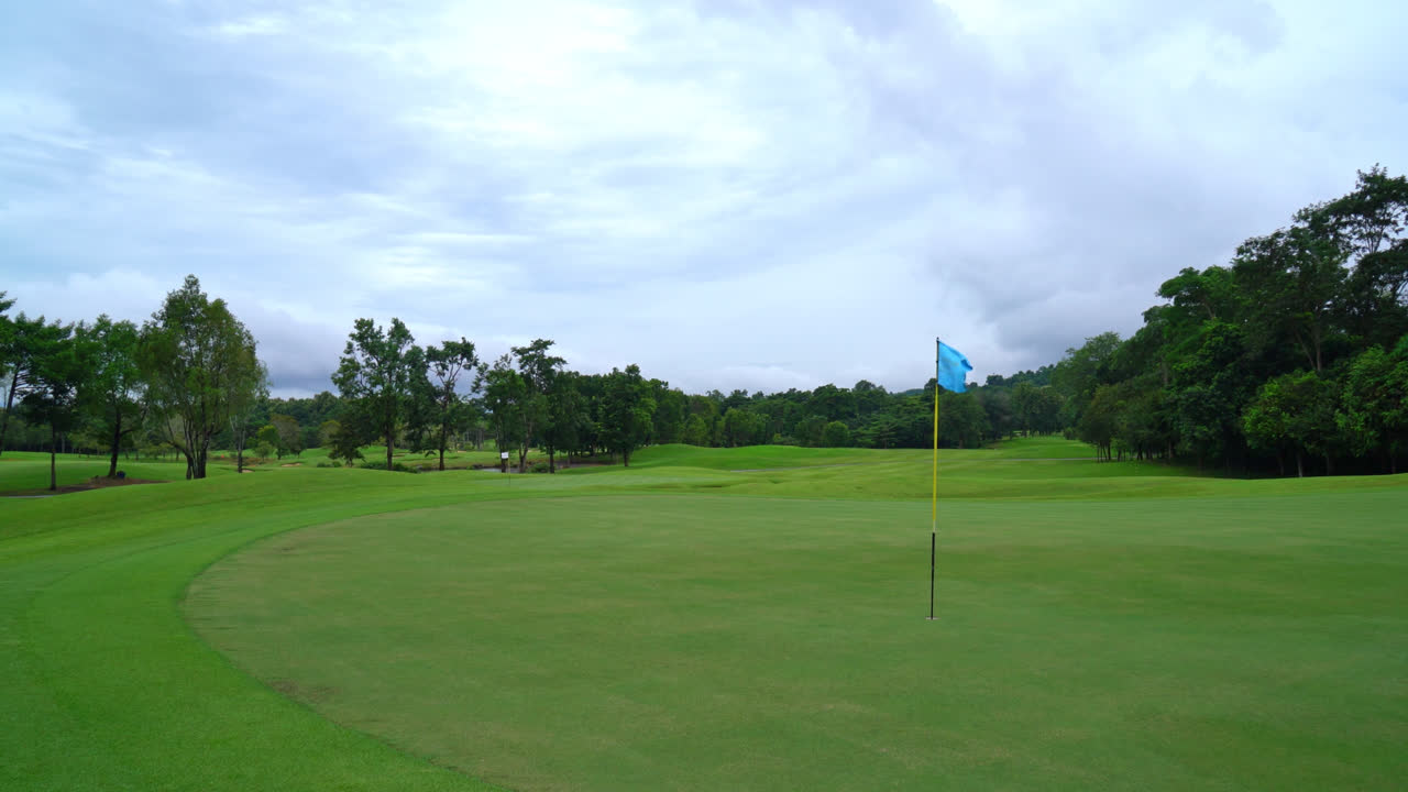 prachtige golfbaan met bergheuvelachtergrond