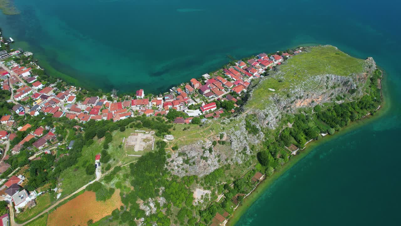 Paratiisi smaragdijärven rannalla: Ilmakuva dronella Linin, Pogradecin rauhallisesta turistikylästä ja sen kauniista kallioisesta niemimaasta