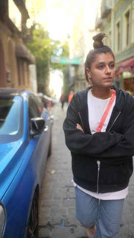 joven en la calle de la ciudad